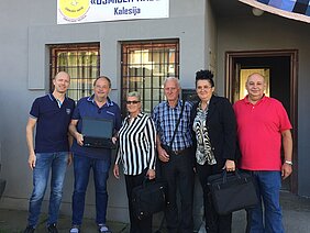 Der Vorstand von Osmijeh Nade und Besuch aus Büderich