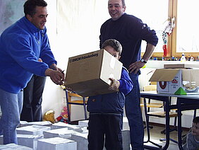Die Kinder bekommen ihre Pakete