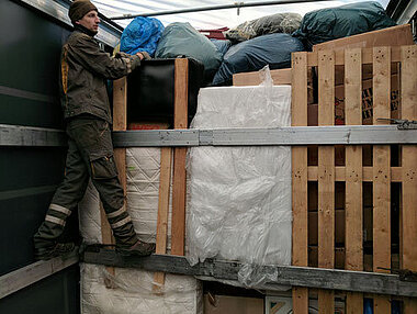 Der Transporter wird beladen Der Transporter wird beladen