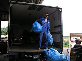 Der Transporter wird entladen