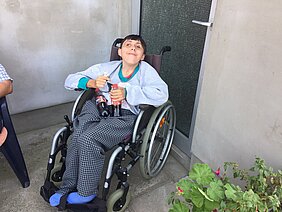 Vessna in ihrem Rollstuhl