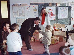 Die Kinder bekommen ihre Pakete